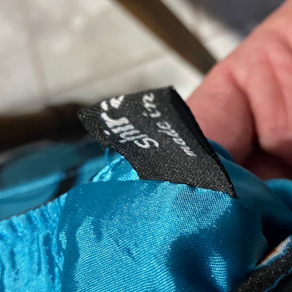 New. Soft n cushy printed satin clutch bag. Near perfect condition ( tiny tiny - Picture 12 of 13